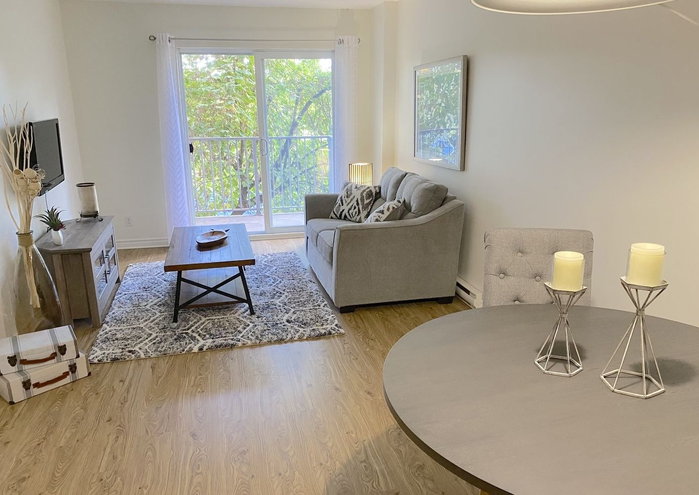 Le salon d’une suite privée aux Habitations Pelletier, une résidence privée pour aînés de Montréal-Nord.