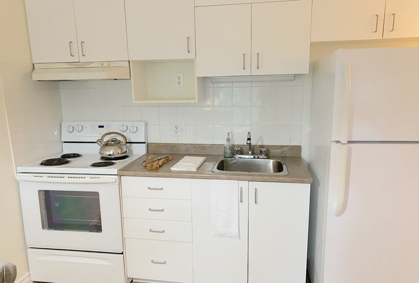 Une kitchenette dans une suite aux Habitations Pelletier, une résidence pour personnes agees autonomes.
