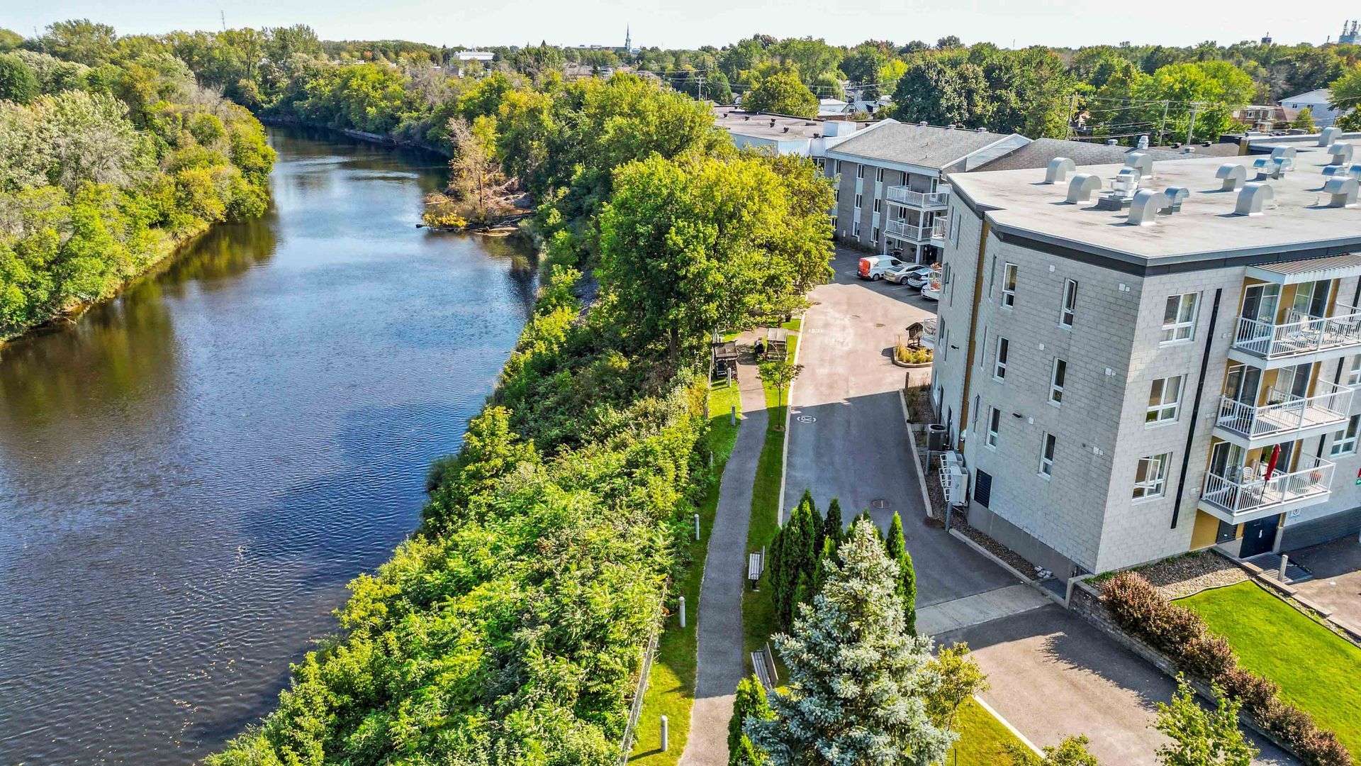 Sentiers pédestres et rivière dans une résidence privée pour aînés (RPA) à Joliette, offrant un accès à la nature
