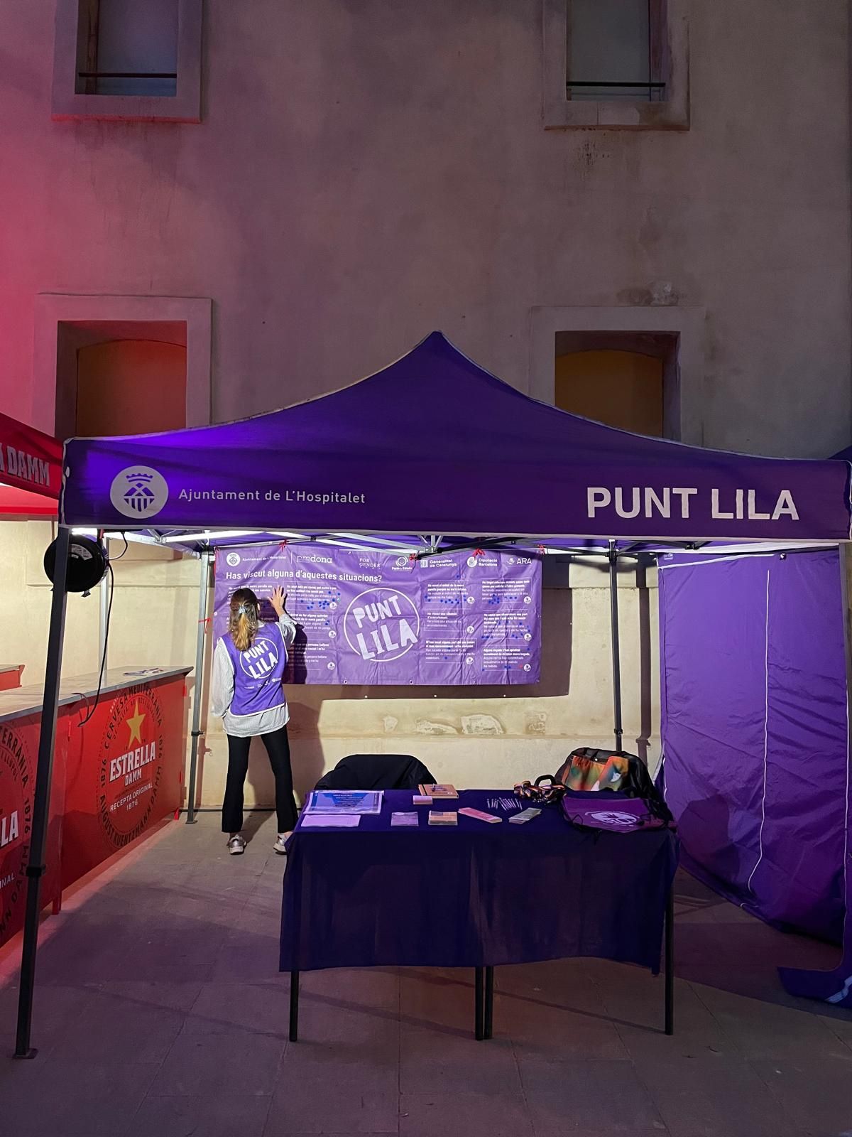 Una dona en una caseta d'informació morada