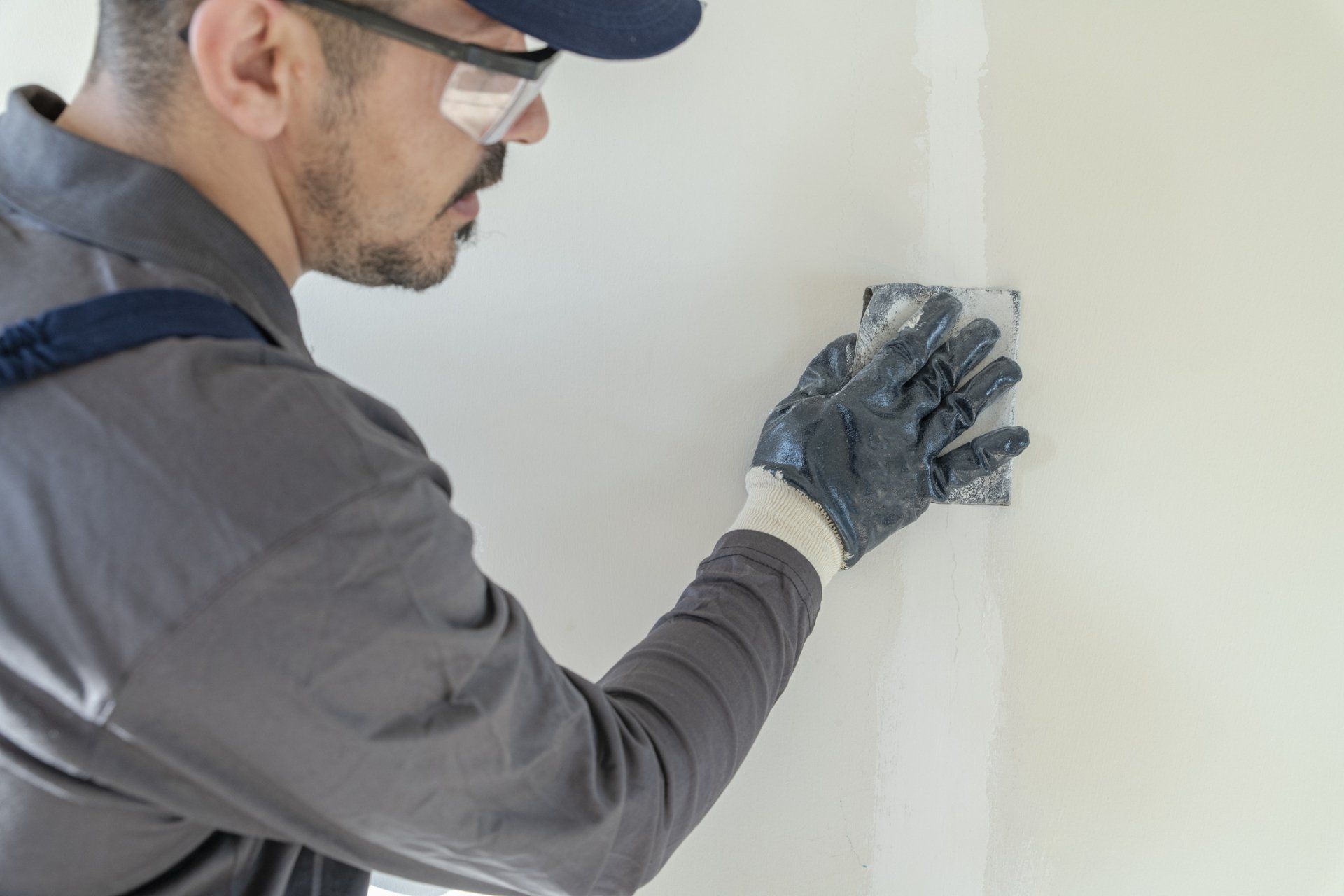 Man Used Sand Paper for the Drywall Putty - Dover, DE - C & C Drywall Contractors North, Inc. Man Used Sand Paper for the Drywall Putty - Dover, DE - C & C Drywall Contractors North, Inc.