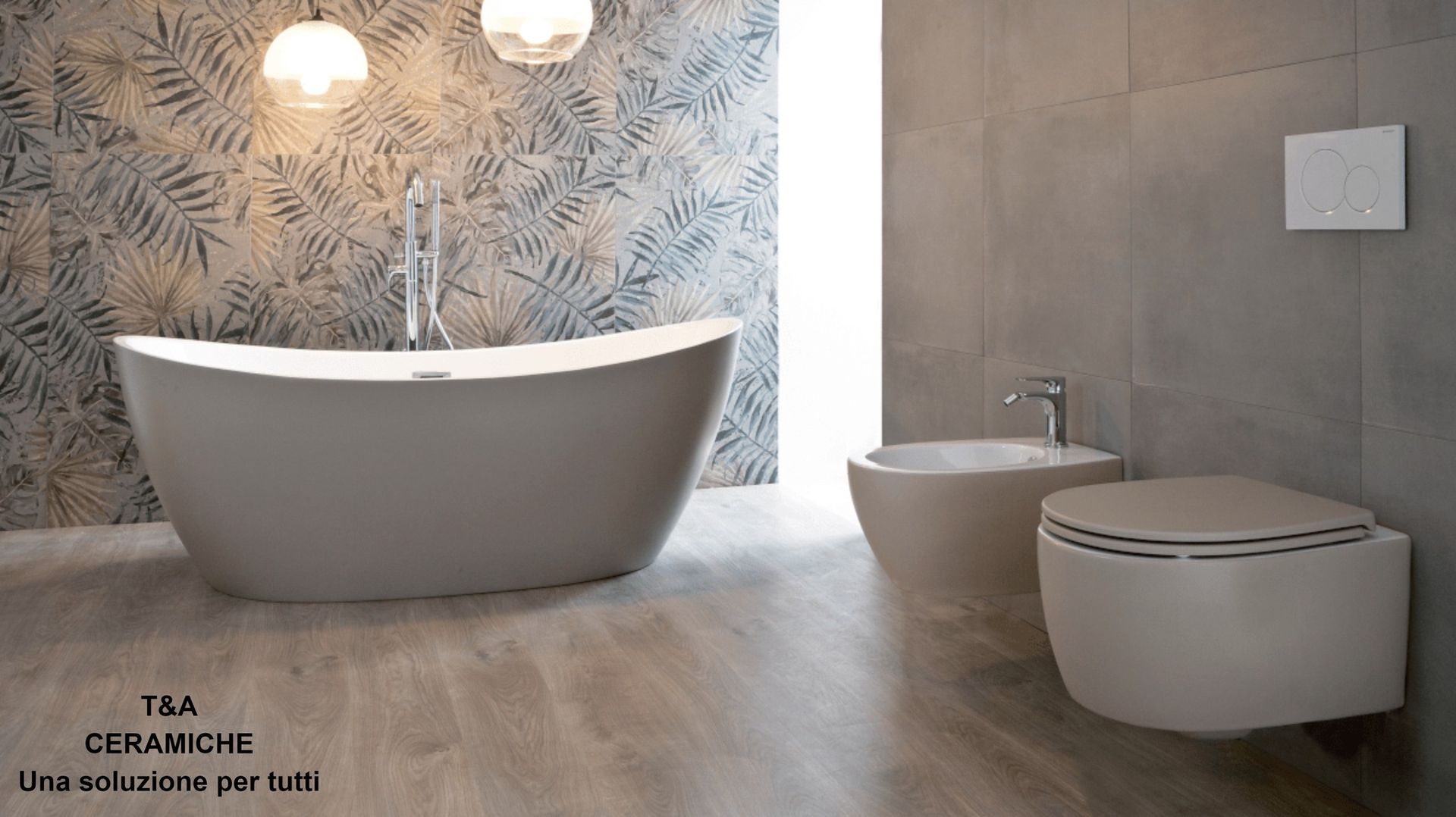 Bagno moderno con vasca, WC e bidet. Presenta pareti grigie, pavimento in legno e un tocco di carta da parati floreale.