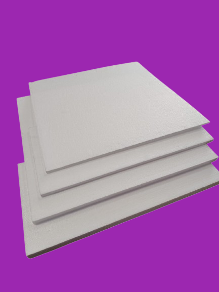 Pila de hojas de papel blanco sobre un fondo morado