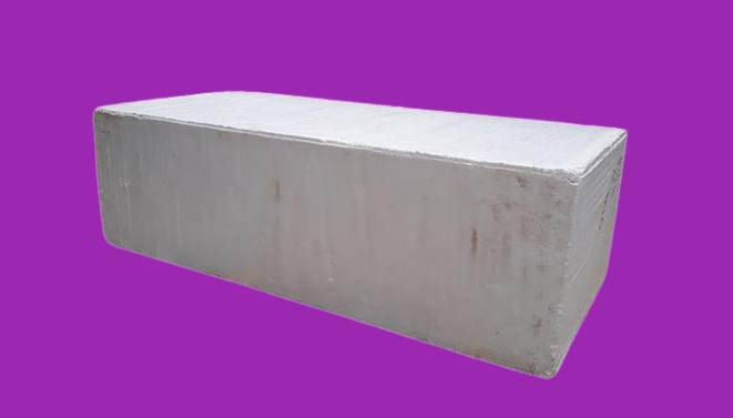 Bloque rectangular de espuma blanca sobre un fondo morado