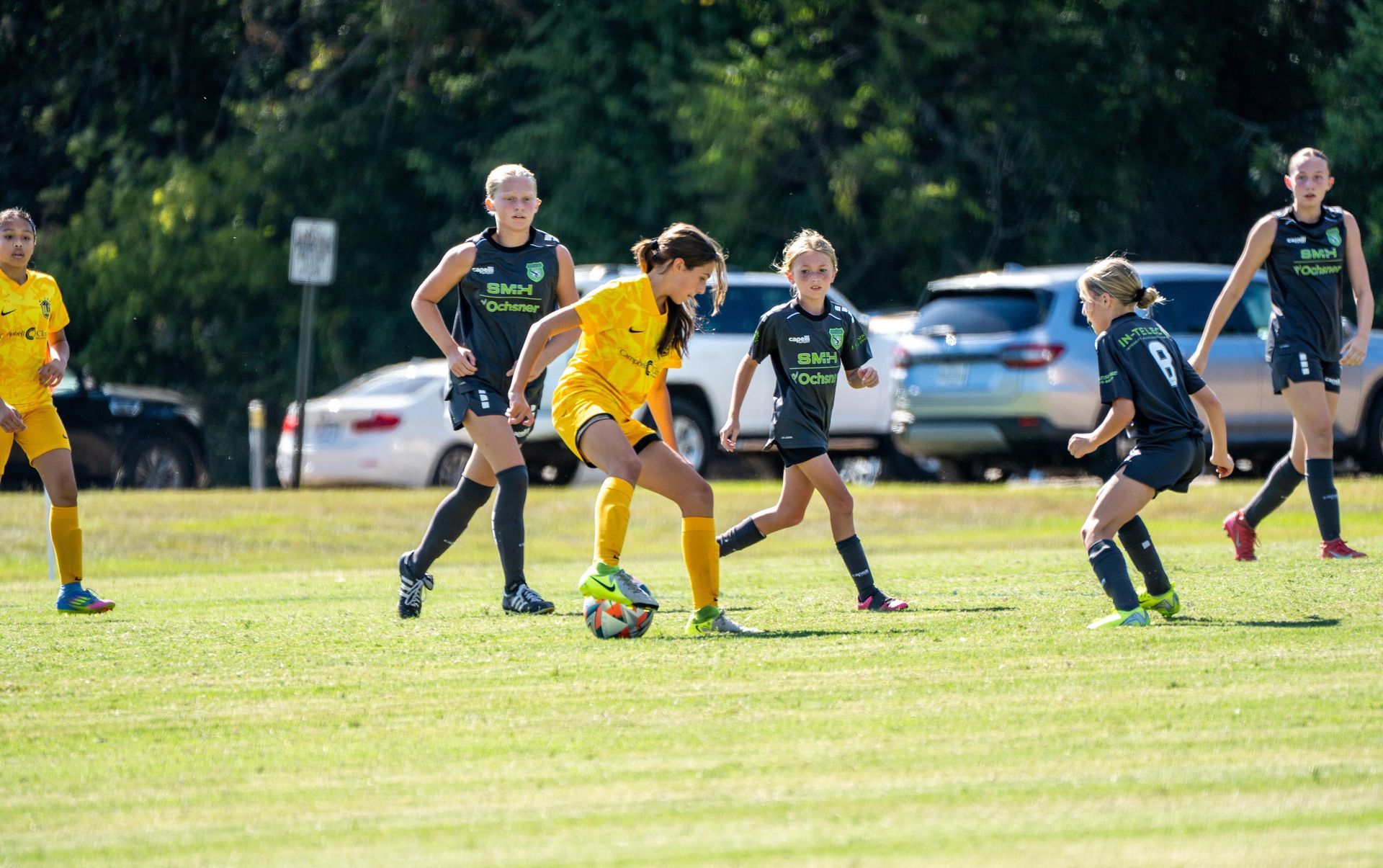 Olé FC player dribbling the ball