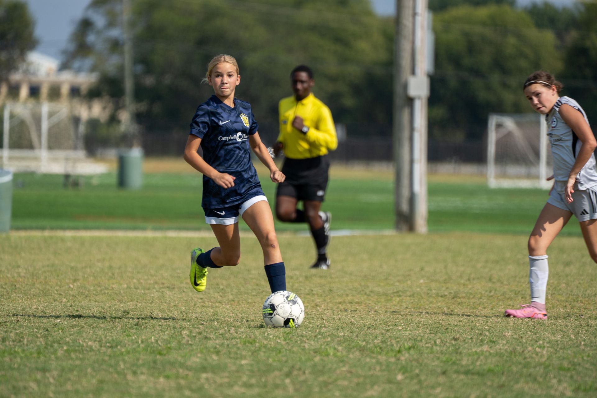 Olé FC player dribbling the ball
