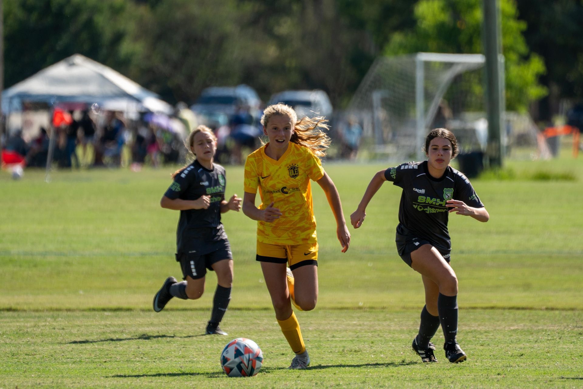 Olé FC player dribbling the ball