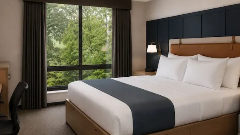 Woodlands King Guestroom Stonebridge Inn Snowmass