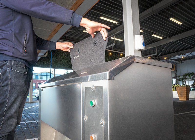 Afbeelding van een persoon die gebruikmaakt van onze automatische mattenklopper