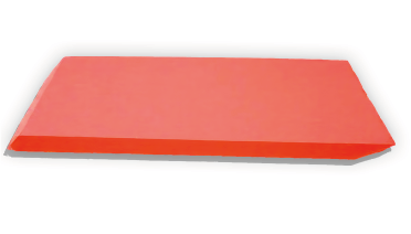 Esterilla de espuma rectangular de color rojo sobre una superficie blanca.
