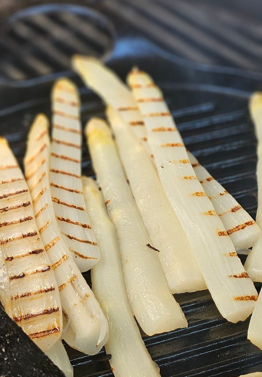 Gegrilde witte  asperges
