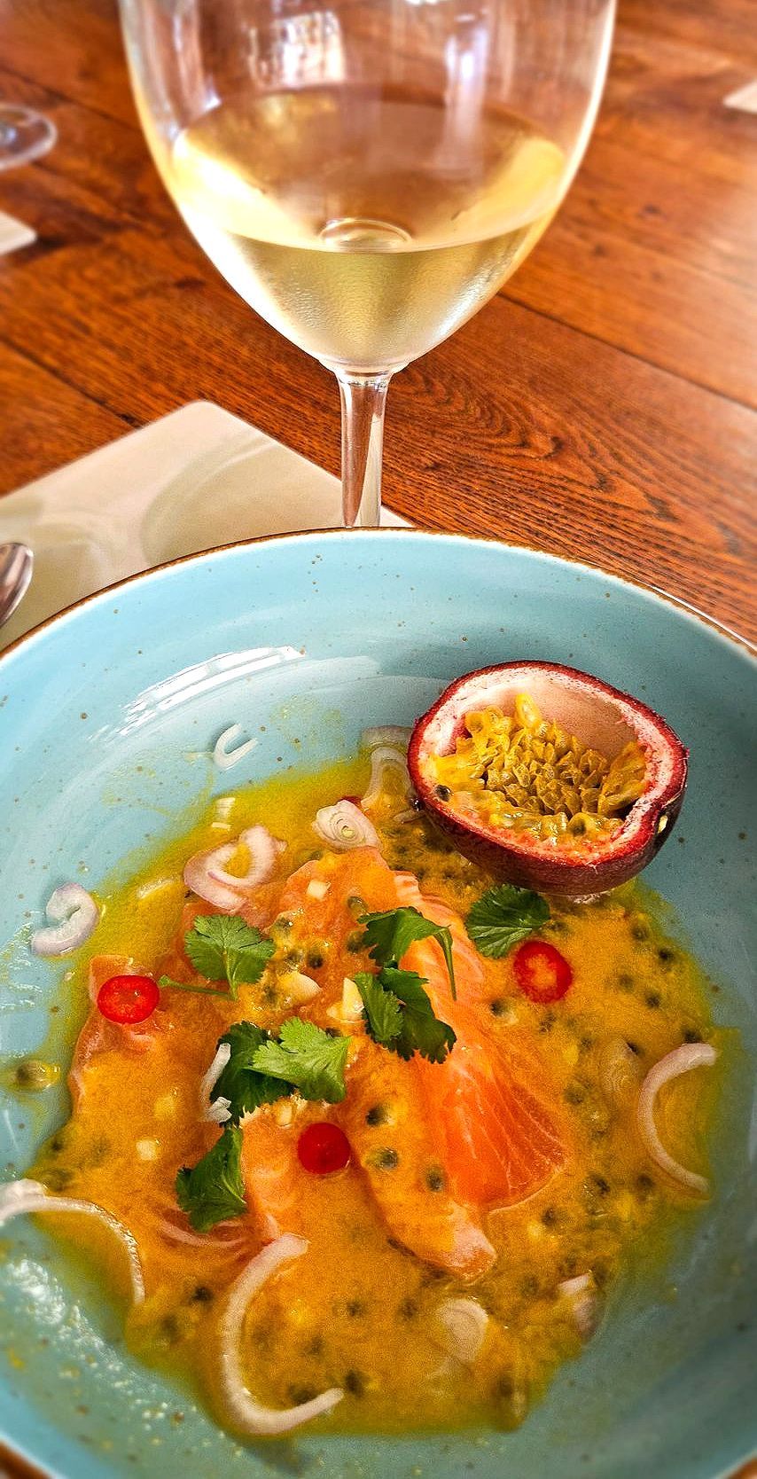 Tiradito van zalm met passievrucht tijgermelk