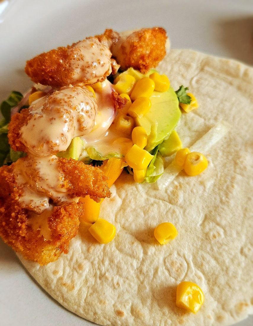 Wrap met krokante garnalen en avocado