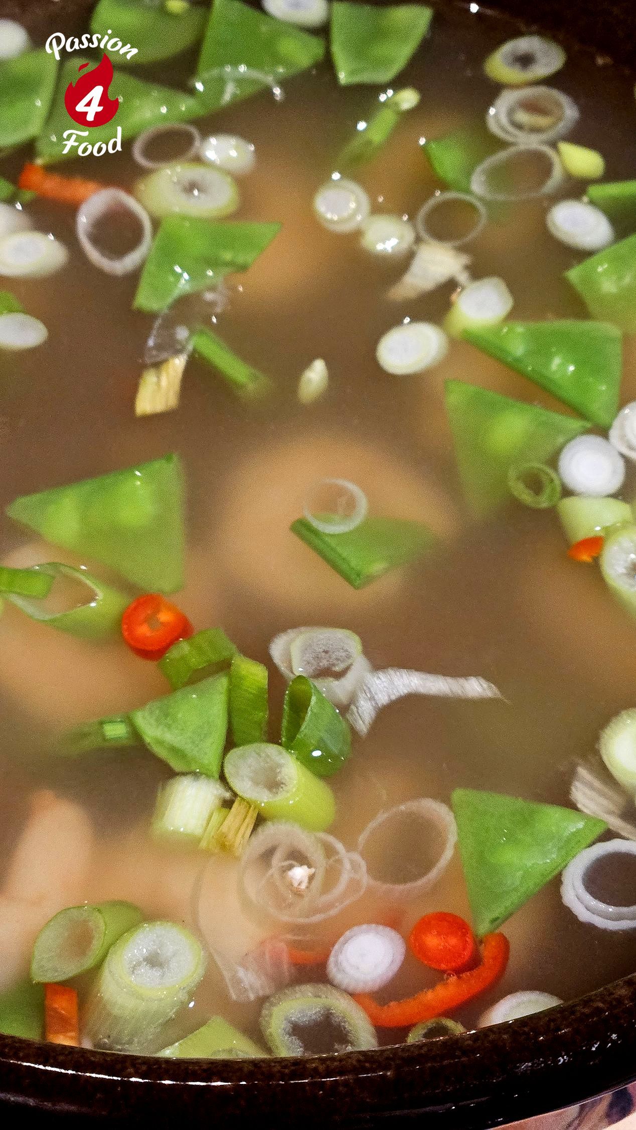 Aziatische heldere bouillon met garnalen