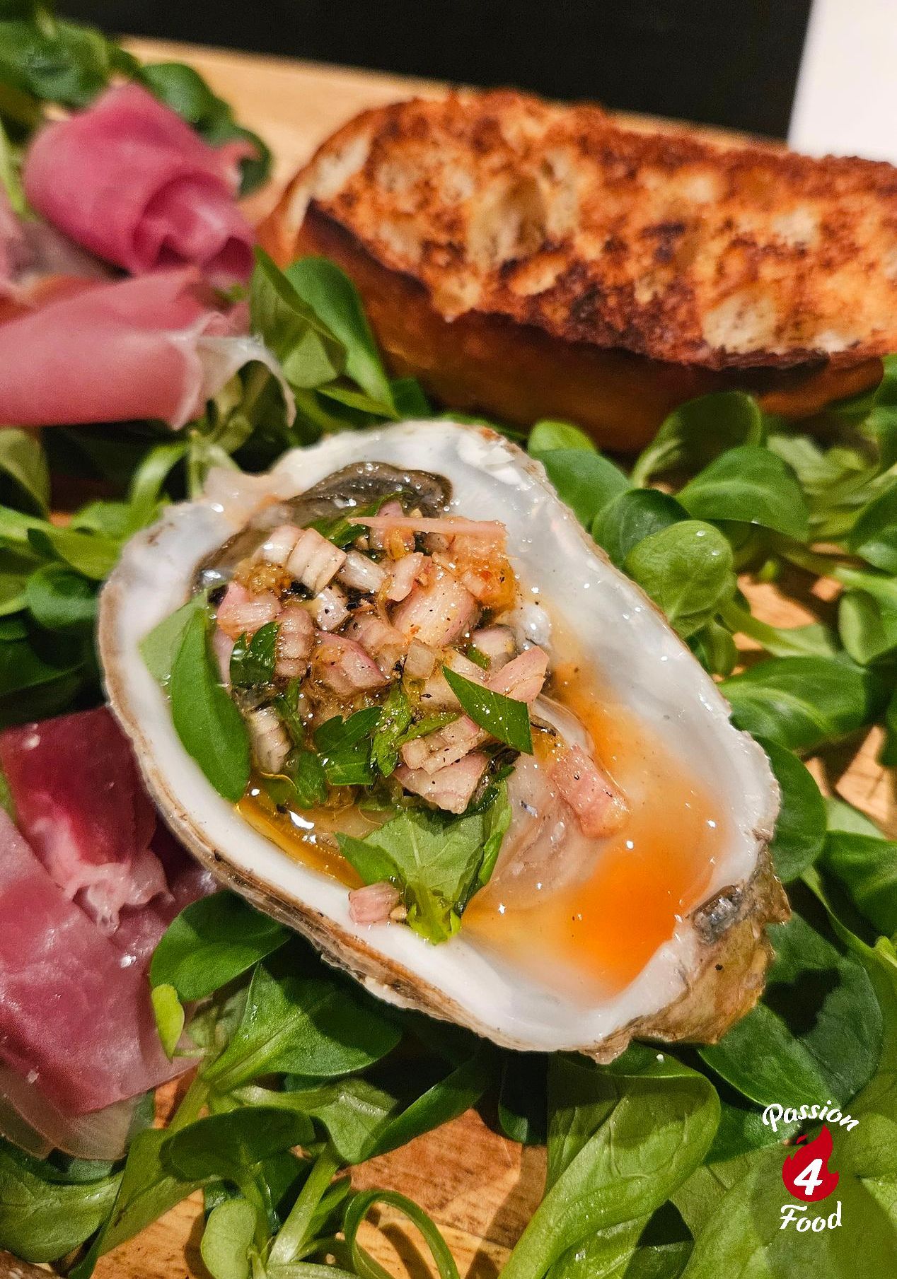 Ostriche con vinaigrette al basilico e scalogno
