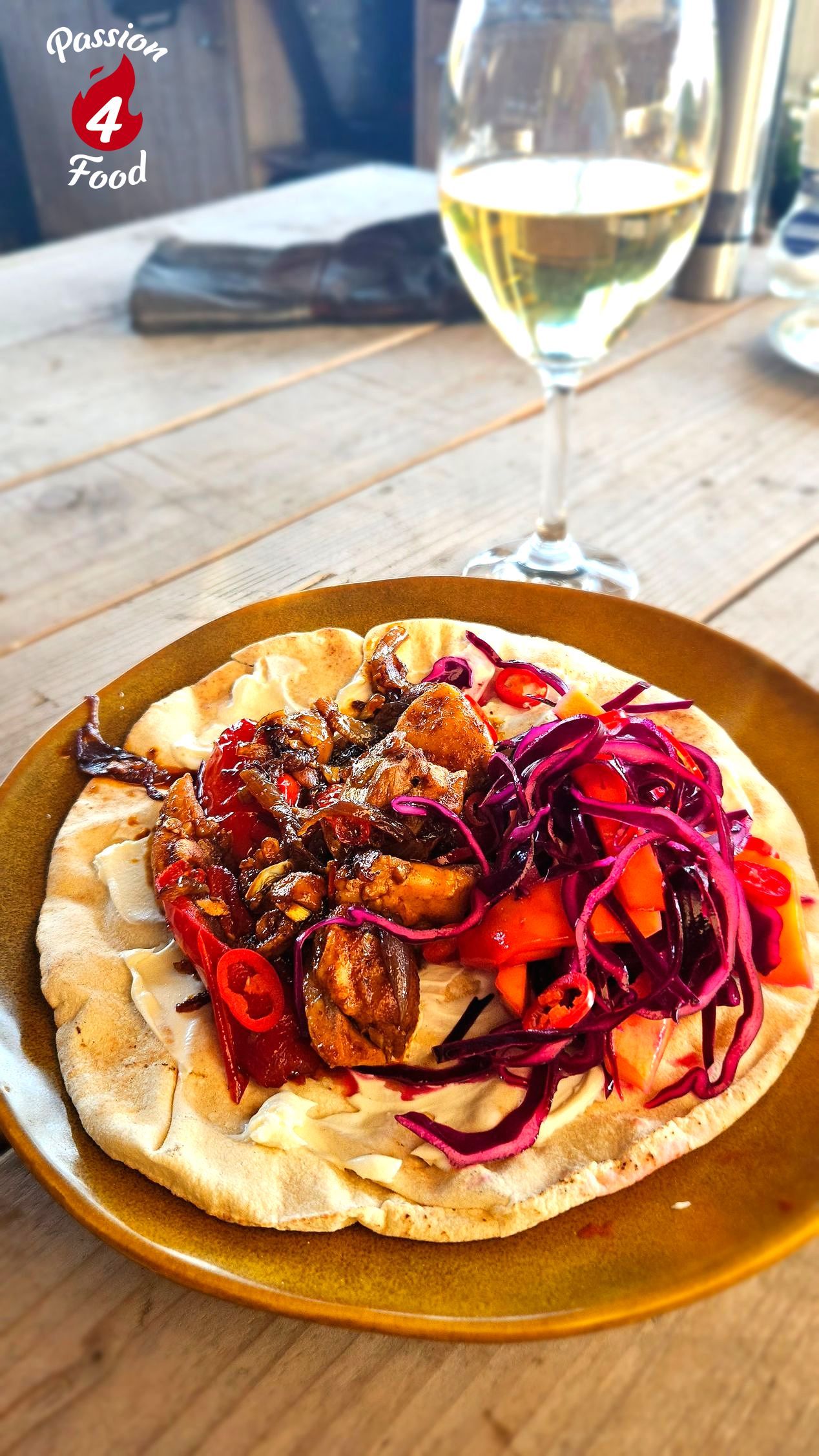 Flatbread met Fajitakip van de BBQ met Mangosalade