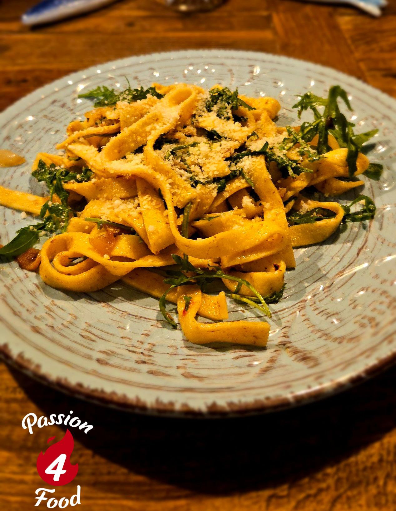 Tagliatelle con Acciughe Peperoncino Aglio e Rucola