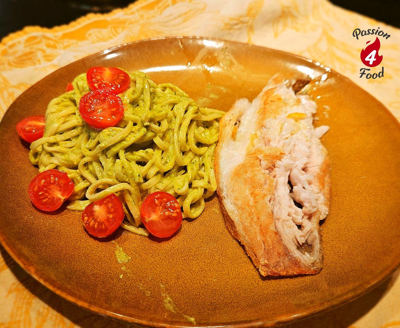 spaghetti met avocadopesto en op de huid gebakken barramundi filet