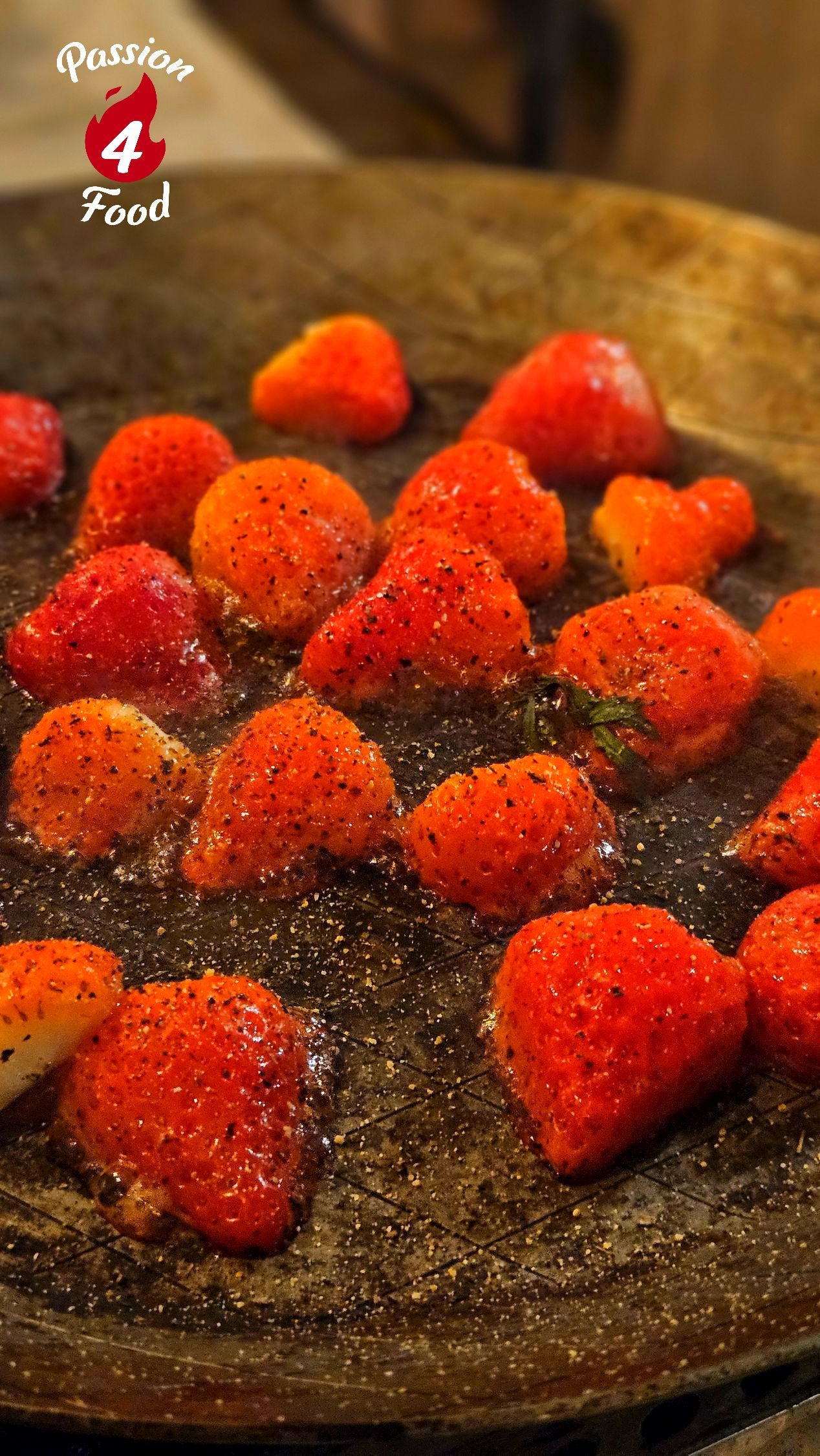 Gebakken aardbeien met basilicum en Burrata Gebakken aardbeien met basilicum en Burrata