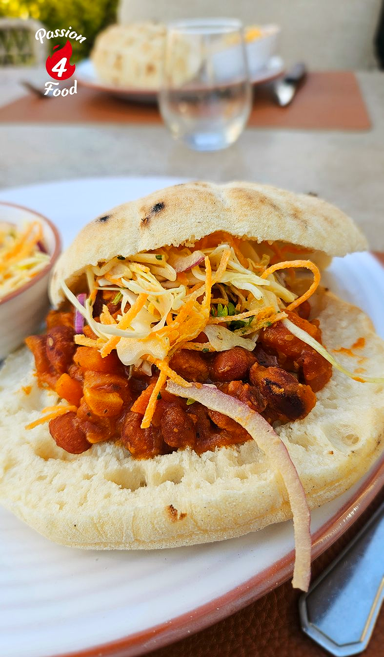Broodje varkensstoof met hbonen en coleslaw
