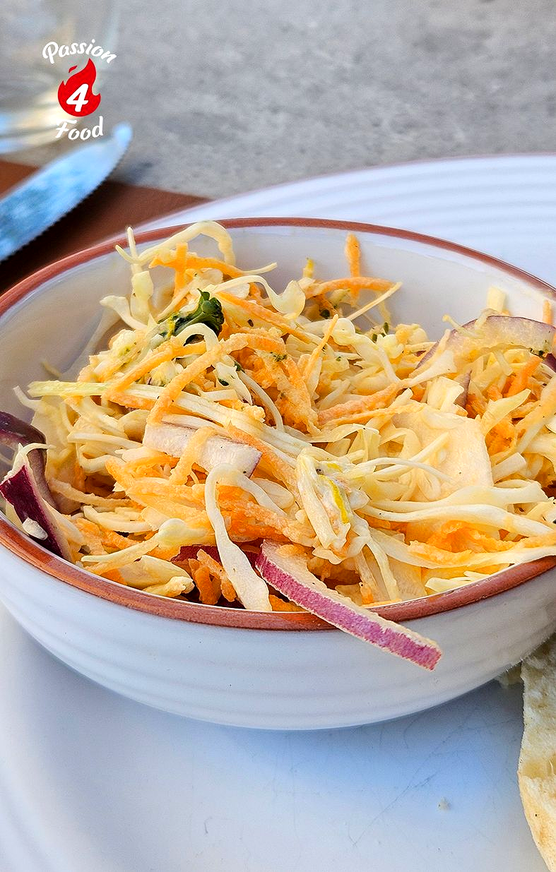 Broodje varkensstoof met bruine bonen en coleslaw