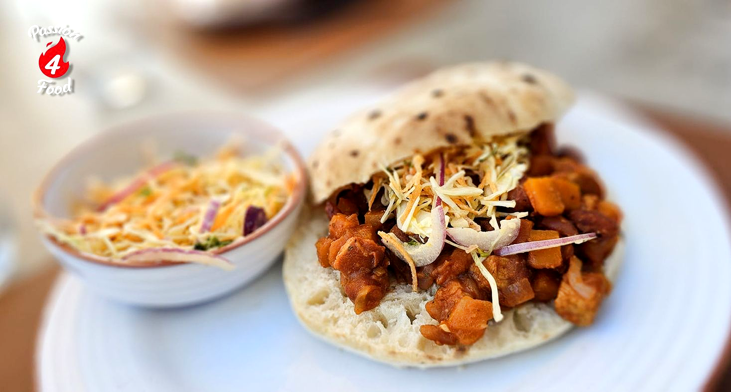 Broodje varkensstoof met bruine bonen en coleslaw