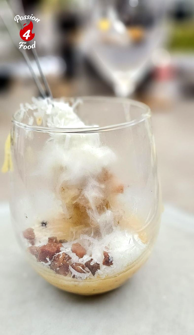 Carbonara Spiesjes van de Kamado: laagjes pasta, guanciale en Pecorino in glaasje.