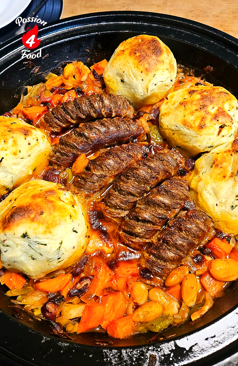 Casserole met worst, bonen en aardappelknoedels
