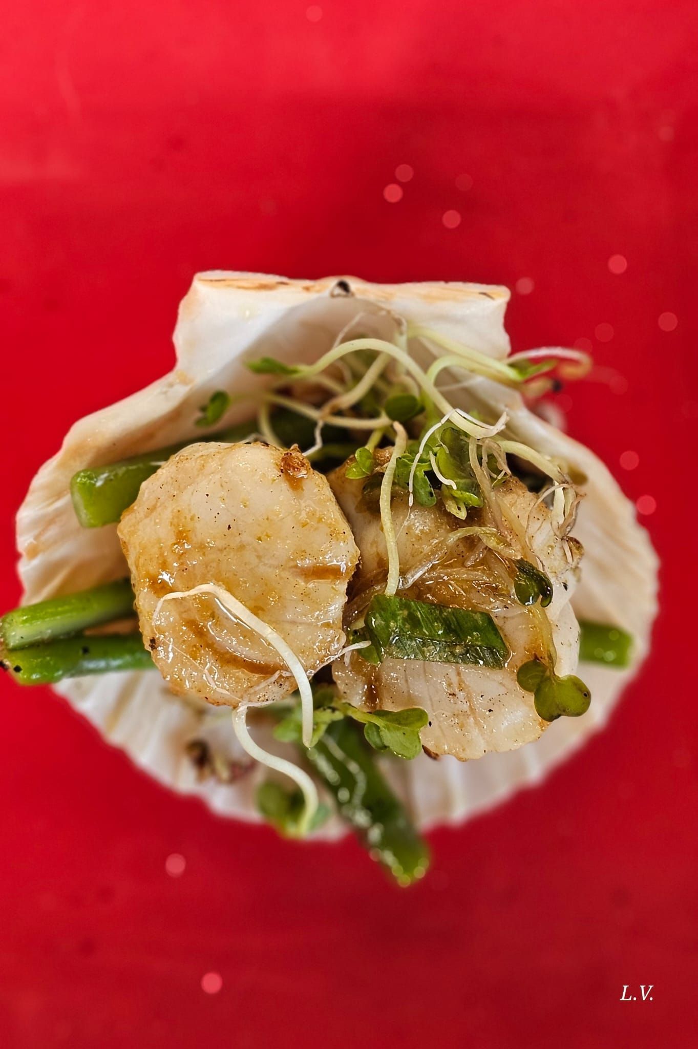 coquilles met groene asperges en yuzu vinaigrette