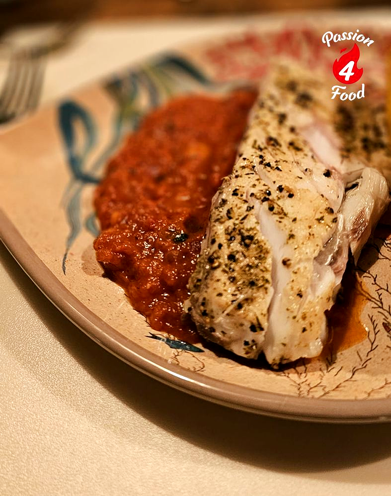 Corvina van de plancha met tomaten-paprikasaus