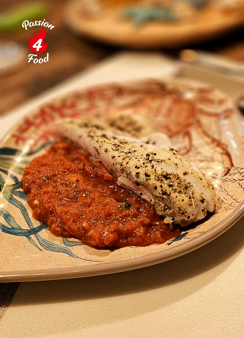 Corvina van de plancha met tomaten-paprikasaus