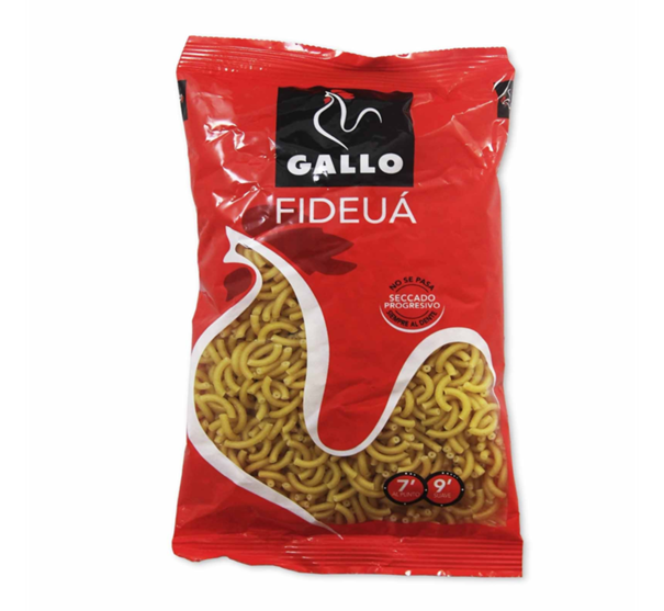 Spaanse fideua maak je op dezelfde manier als paella maar dan niet met rijst maar met fideua pasta. Je kan dit pastagerecht maken met vis, zeevruchten, kip, vlees, groenten juist zoals bij Spaanse paella.