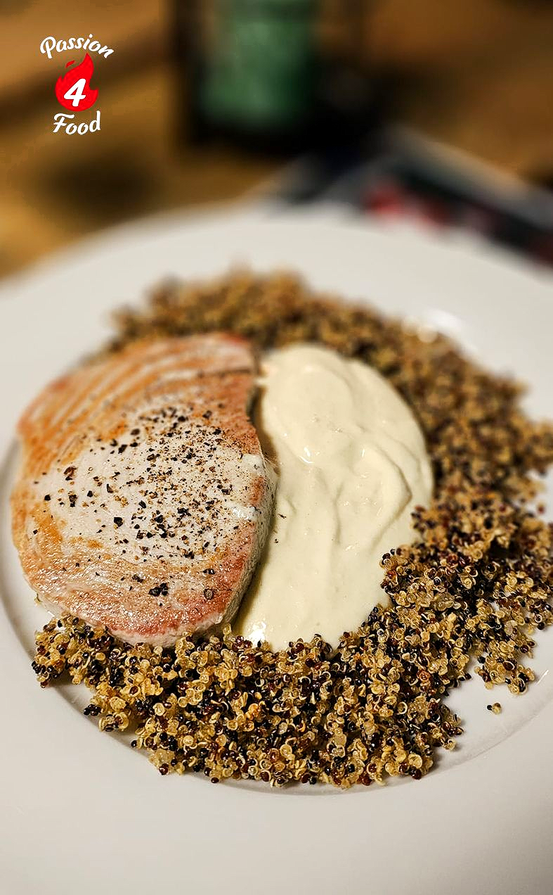 Gegrilde tonijn met gefrituurde quinoa en ajo blanco