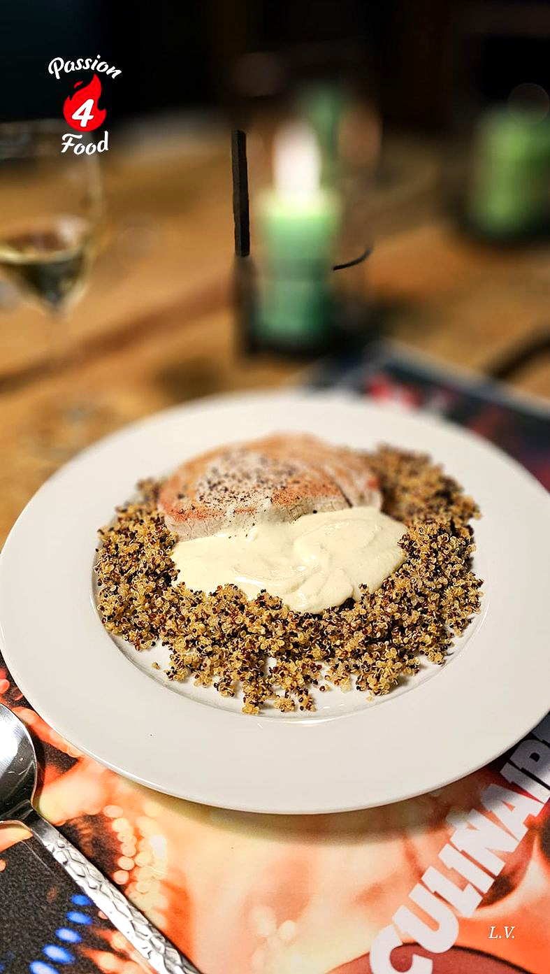 Gegrilde tonijn met gefrituurde quinoa en ajo blanco