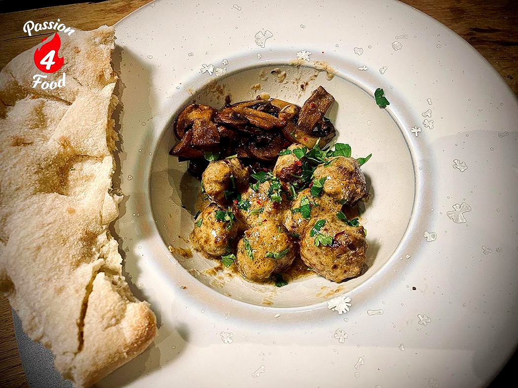 Gehaktballetjes in truffelroomsaus Gehaktballetjes in truffelroomsaus
