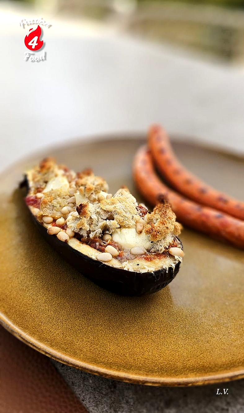 Gevulde aubergine van de BBQ