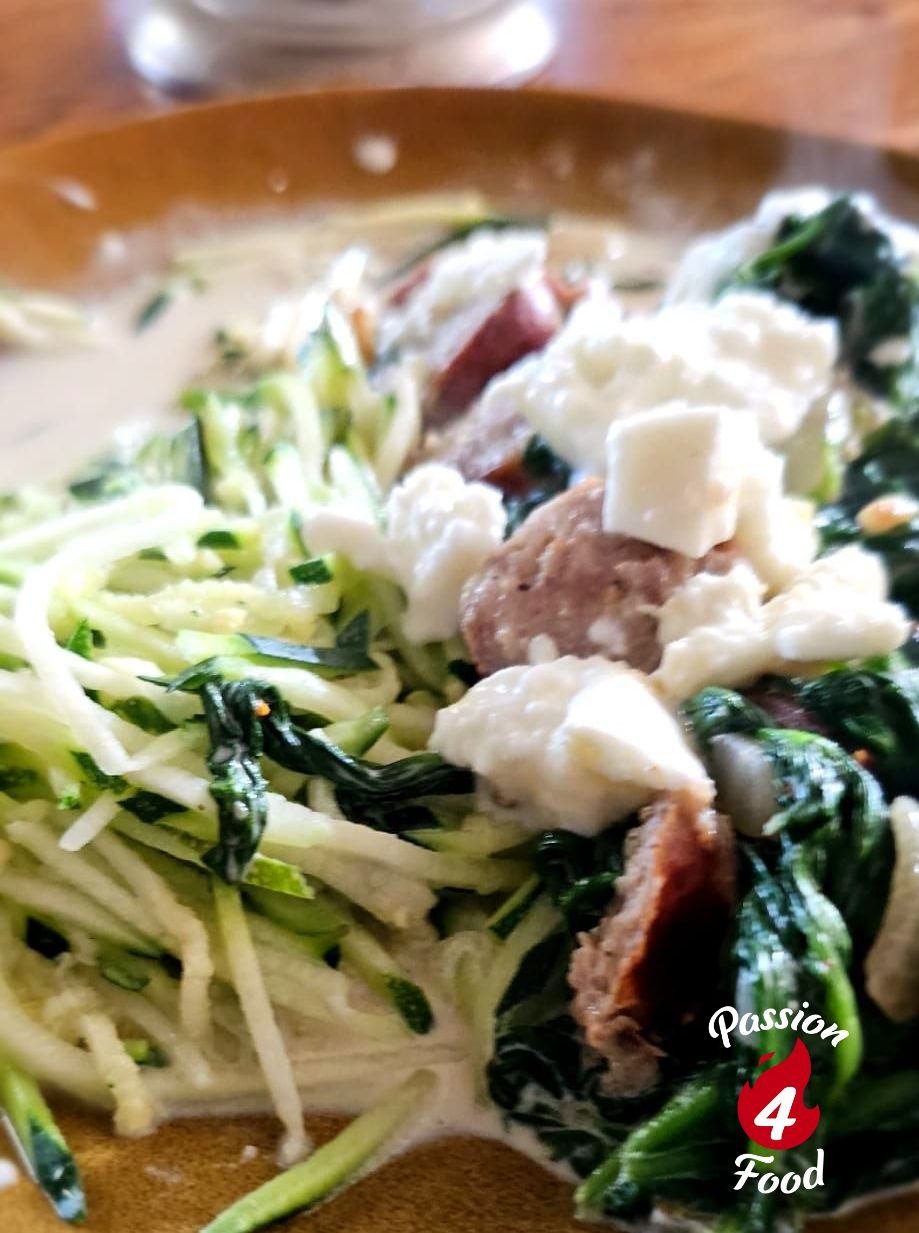 Courgette spaghetti met venkelworstjes