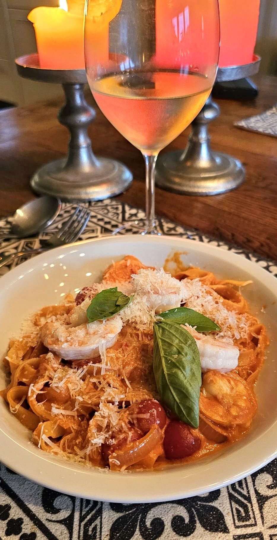 Tagliatelle con gamberi e salsa de panna