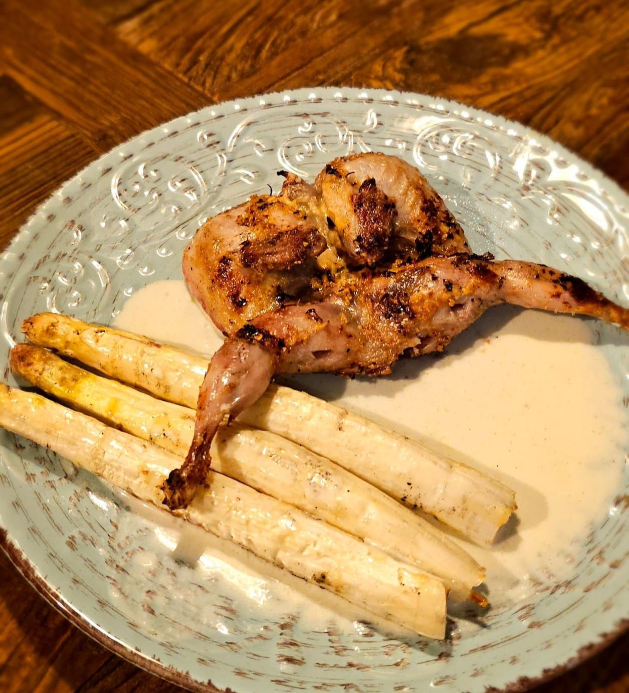 Kwartel met witte asperges van de BBQ Kwartel met witte asperges van de BBQ