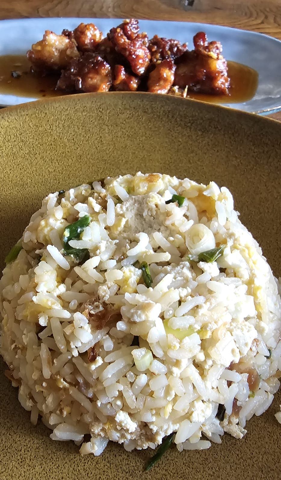 Snelle gebakken rijst met ei en tofu