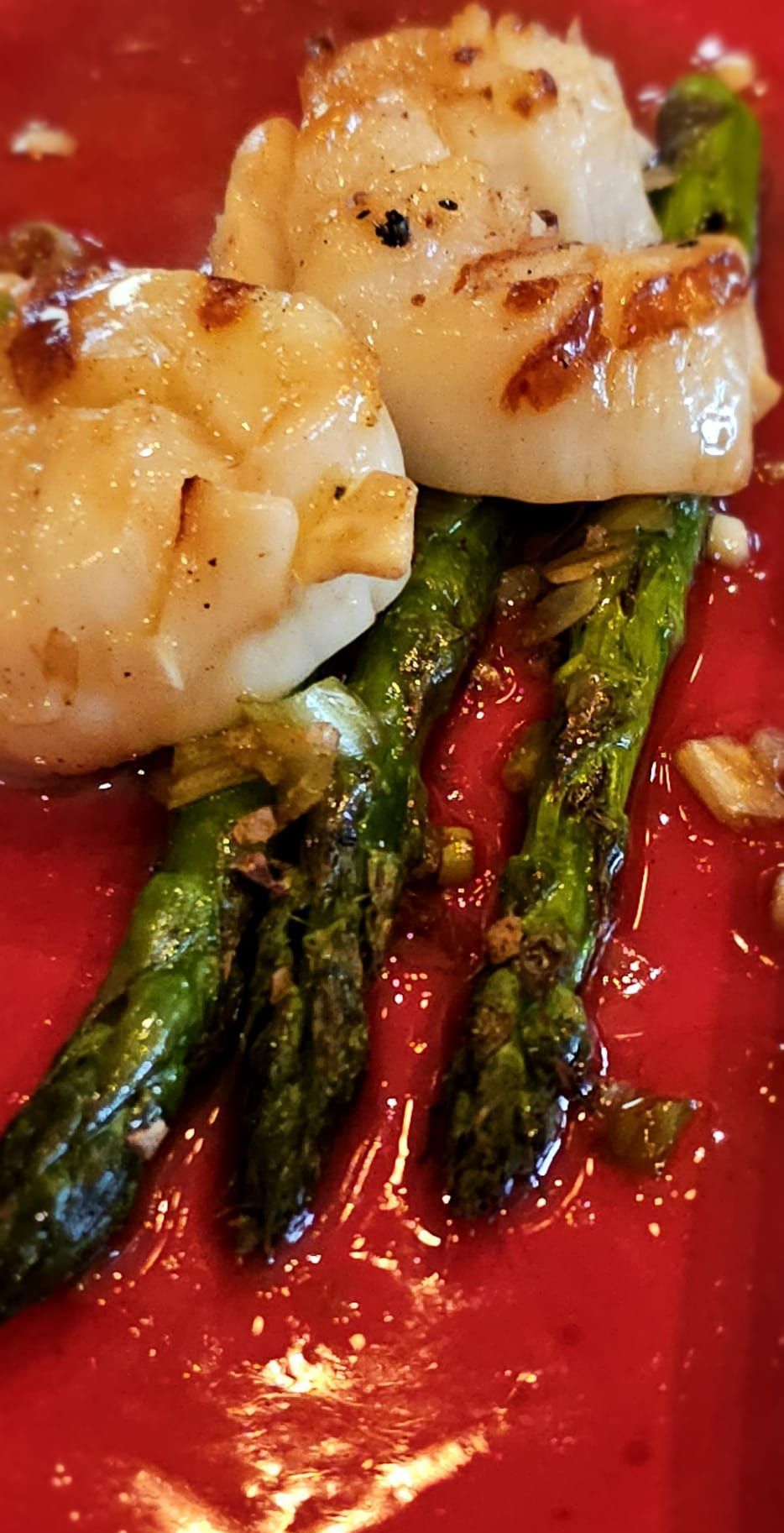 coquilles met groene asperges en yuzu vinaigrette
