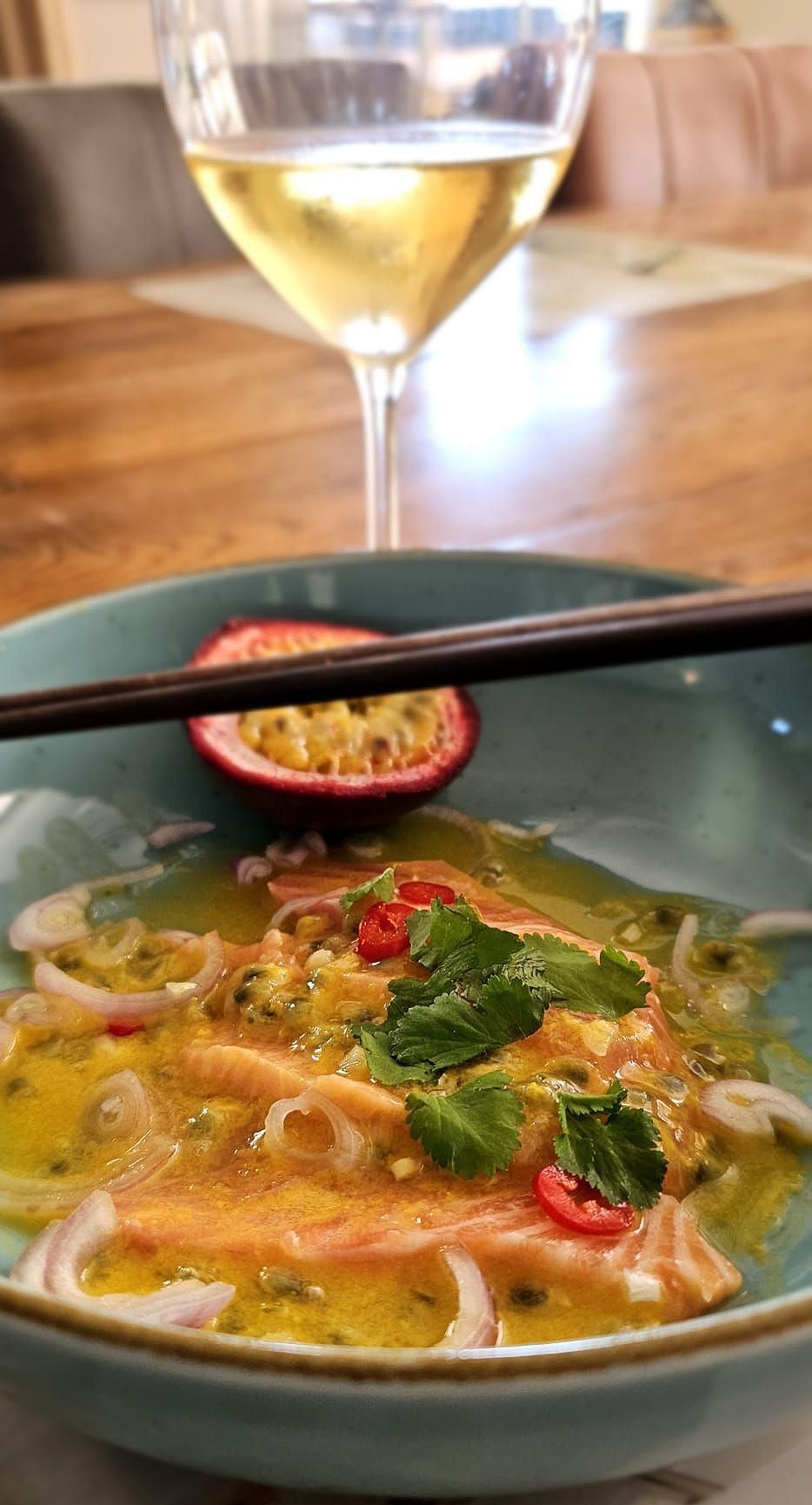 Tiradito van zalm met passievrucht tijgermelk