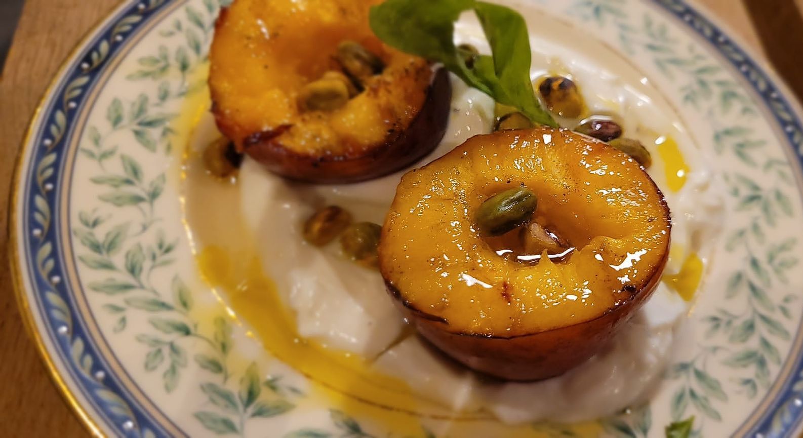 Gegrilde perzik met ricotta en pistache