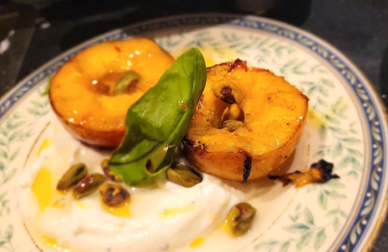 Gegrilde perzik met ricotta en pistache