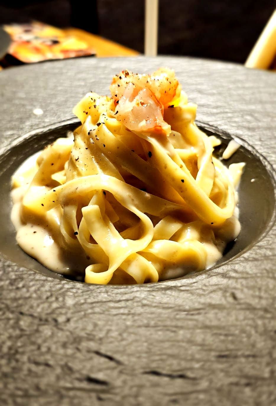 Cacio e pepe con scampi crudi