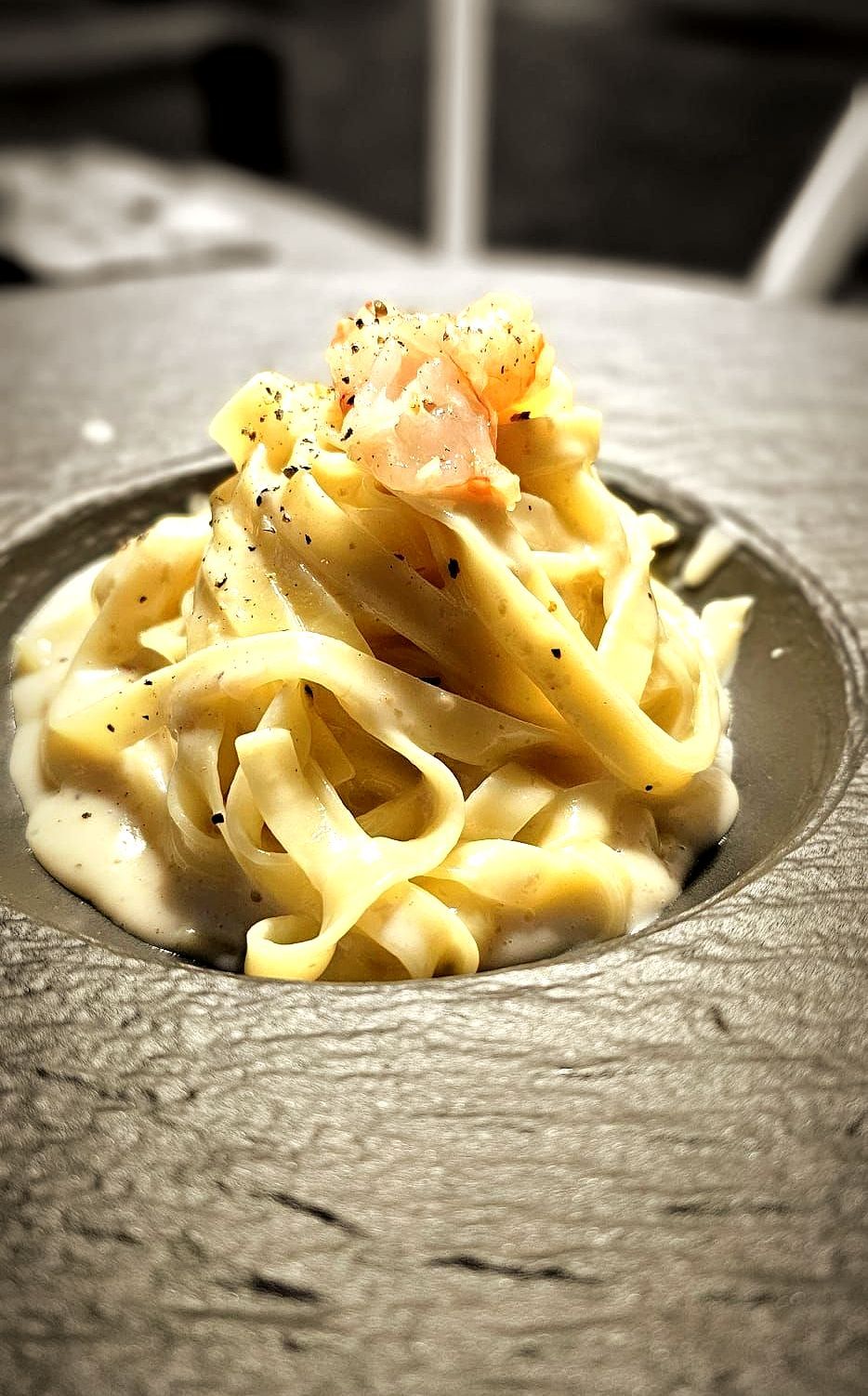 Cacio e pepe con scampi crudi