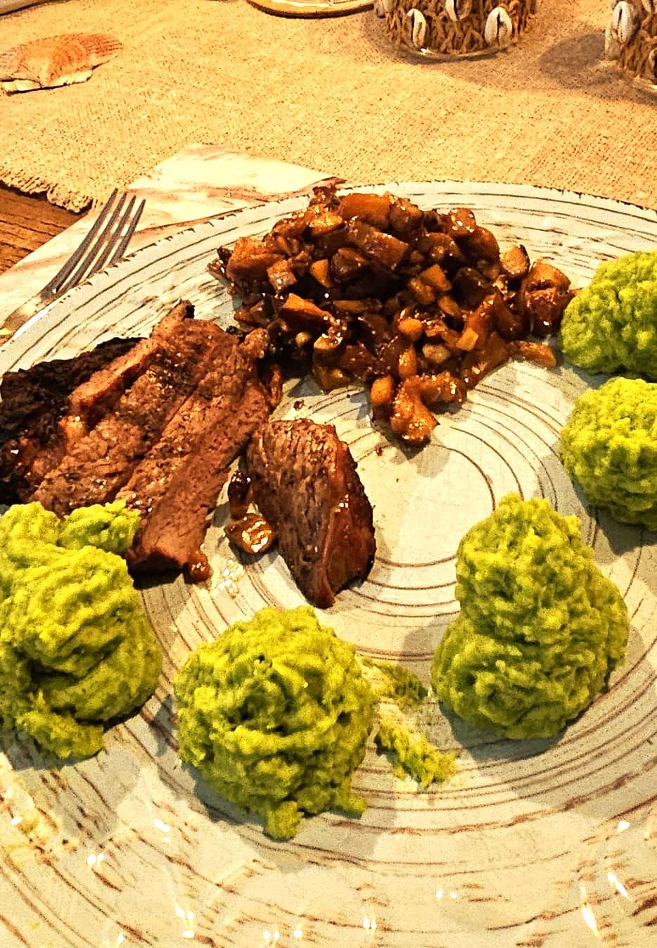 Entrecote steak met doperwtenpuree