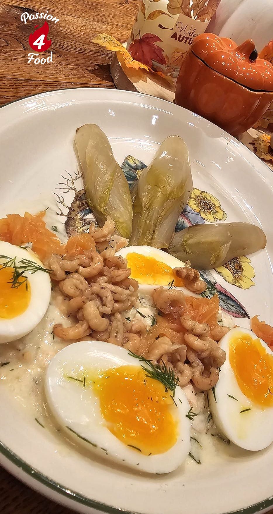 Eieren in gerookte zalmsaus met witlof Eieren in gerookte zalmsaus met witlof