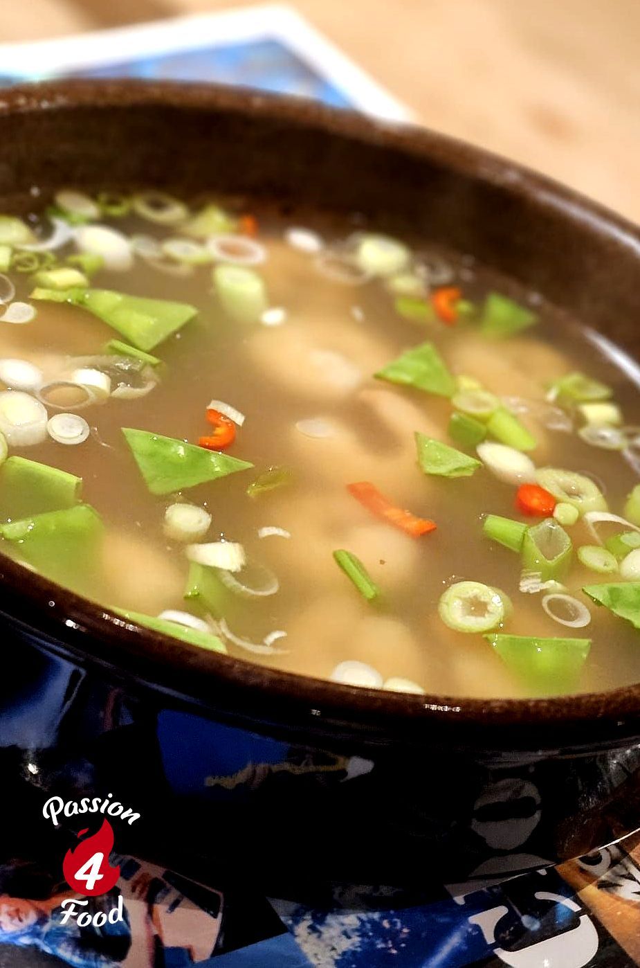 Aziatische heldere bouillon met garnalen Aziatische heldere bouillon met garnalen