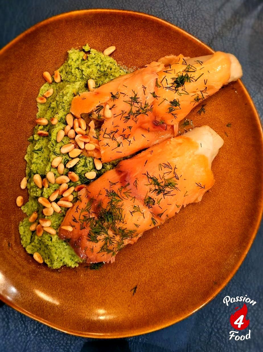 Roodloofrolletjes in gerookte zalm met broccolipuree